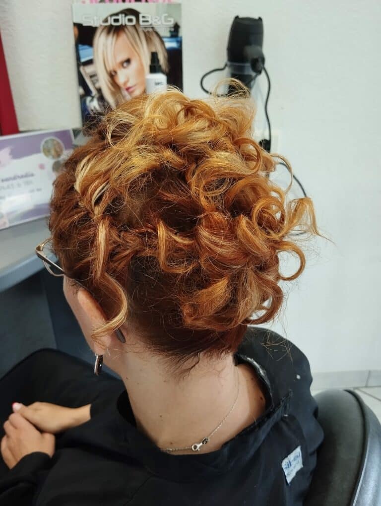 chignon-cheveux-cuivrés-et-mèchés