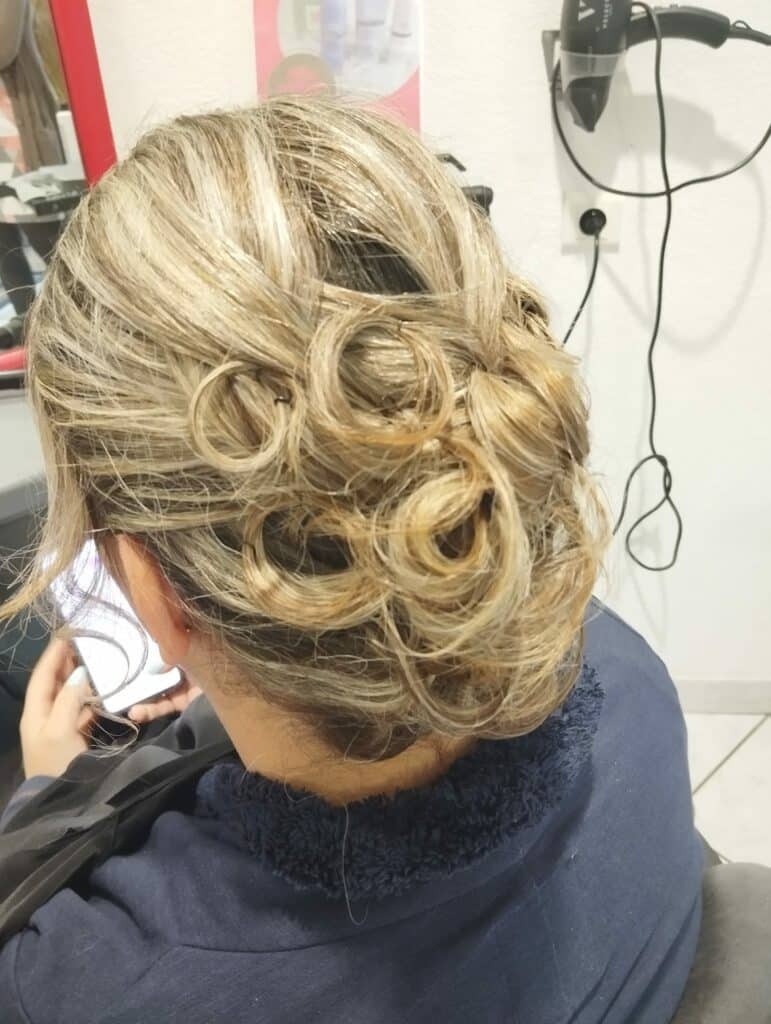 chignon-blond-boucle