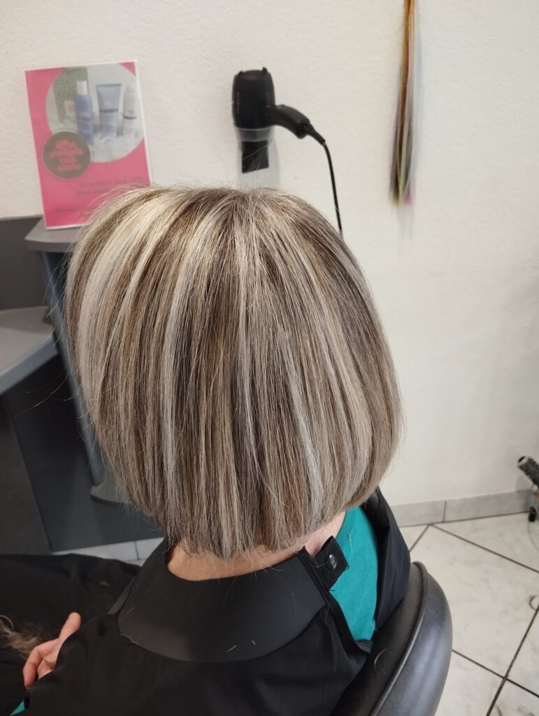 carré-court-blond
