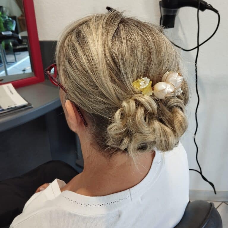 Coiffure de mariage élégante avec chignon sophistiqué au Salon de Sandie