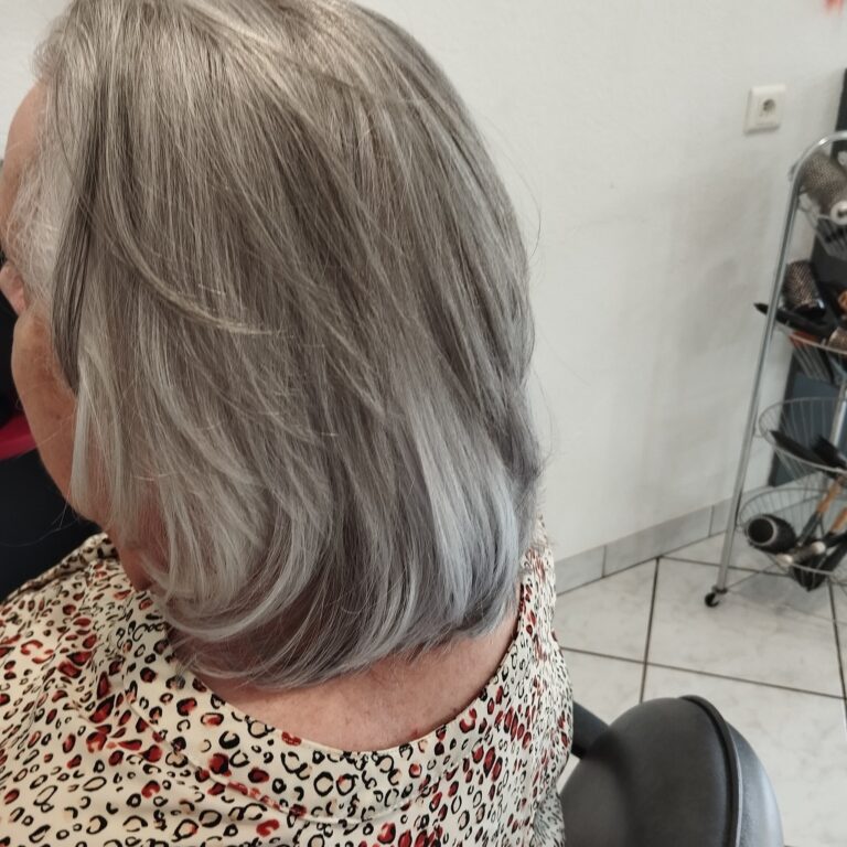 Femme avec un balayage blond lumineux réalisé au Salon de Sandie