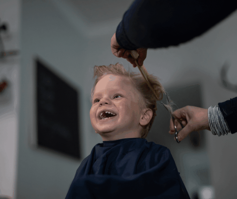Enfant avec une coupe courte pratique et moderne au Salon de Sandie
