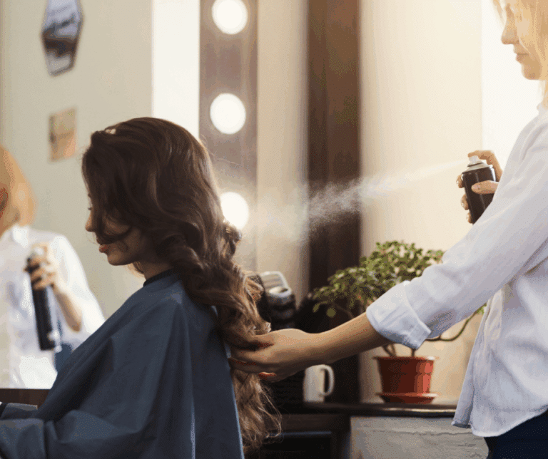 Boucles romantiques pour les fêtes – coiffure de Noël lumineuse au Salon de Sandie
