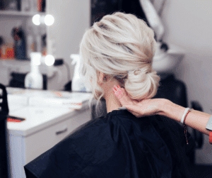 Chignon glamour de Noël réalisé au Salon de Sandie – coiffure festive élégante