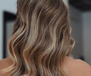 Balayage naturel apportant de la lumière et du relief à la chevelure