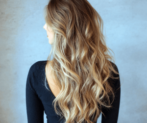 Ombré hair fondu avec racines naturelles et pointes éclaircies