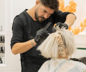 Diagnostic capillaire personnalisé réalisé en salon de coiffure