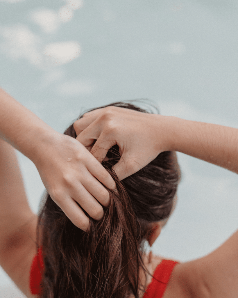 Cheveux colorés entretenus pendant les vacances d'été